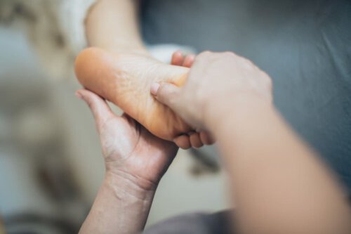 Verspannte Füße können Rücken- und Nackenschmerzen verstärken. Erfahre, warum regelmäßige Fußentspannung deinem ganzen Körper hilft.