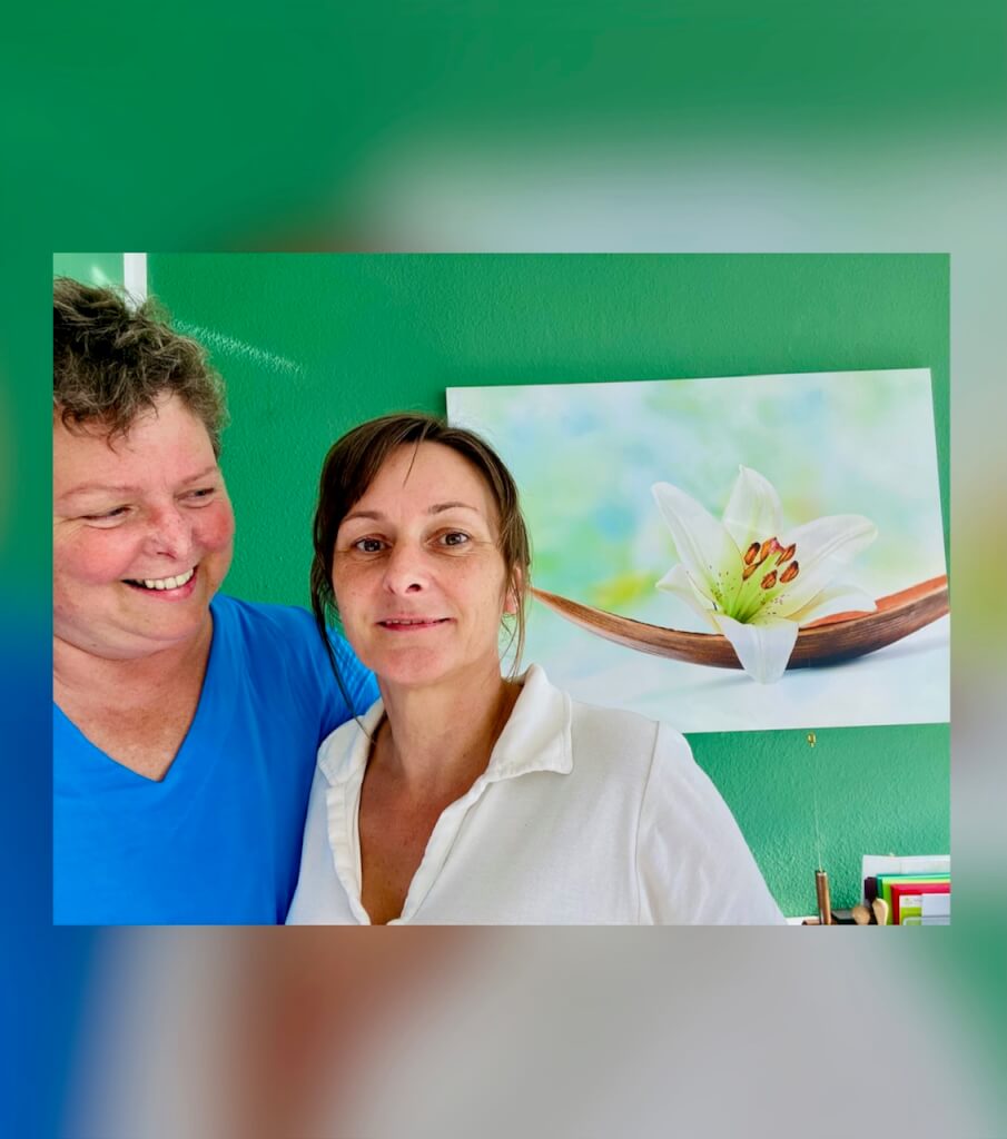Hallo, ich bin Carola
Ich bin Marma- und Yogatherapeutin und begleite Frauen dabei, ihre Gesundheit selbst in die Hand zu nehmen und wieder in ihre Kraft zu kommen. 
Der Workshop liegt mir besonders am Herzen, weil ich mir wünsche, dass dein Immunsystem – und damit du – gut gestärkt durch Herbst und Winter kommst. Gemeinsam entdecken wir kleine Kraftmomente für mehr Energie, Balance und Wohlbefinden – ideal, um sie direkt im Alltag anzuwenden. Ich freue mich sehr darauf, dich dabei zu begleiten!
Hallo, ich bin Anja
Mir ist es wichtig, dass deine Anliegen, Bedürfnisse, Ziele und Wünsche ganzheitlich und achtsam betrachtet werden. 
Mein eigenes Bewusstsein für Gesundheit und Wohlbefinden hat mir gezeigt, wie viel wir selbst bewirken können – und diese Erkenntnis möchte ich an dich weitergeben.
Im Workshop begleite ich dich dabei, mehr Ruhe, Balance und neue Kraft zu spüren und Inspirationen zu entdecken, die du direkt in deinen Alltag integrieren kannst. Ich freue mich sehr darauf, dich auf deinem Weg zu unterstützen! 
