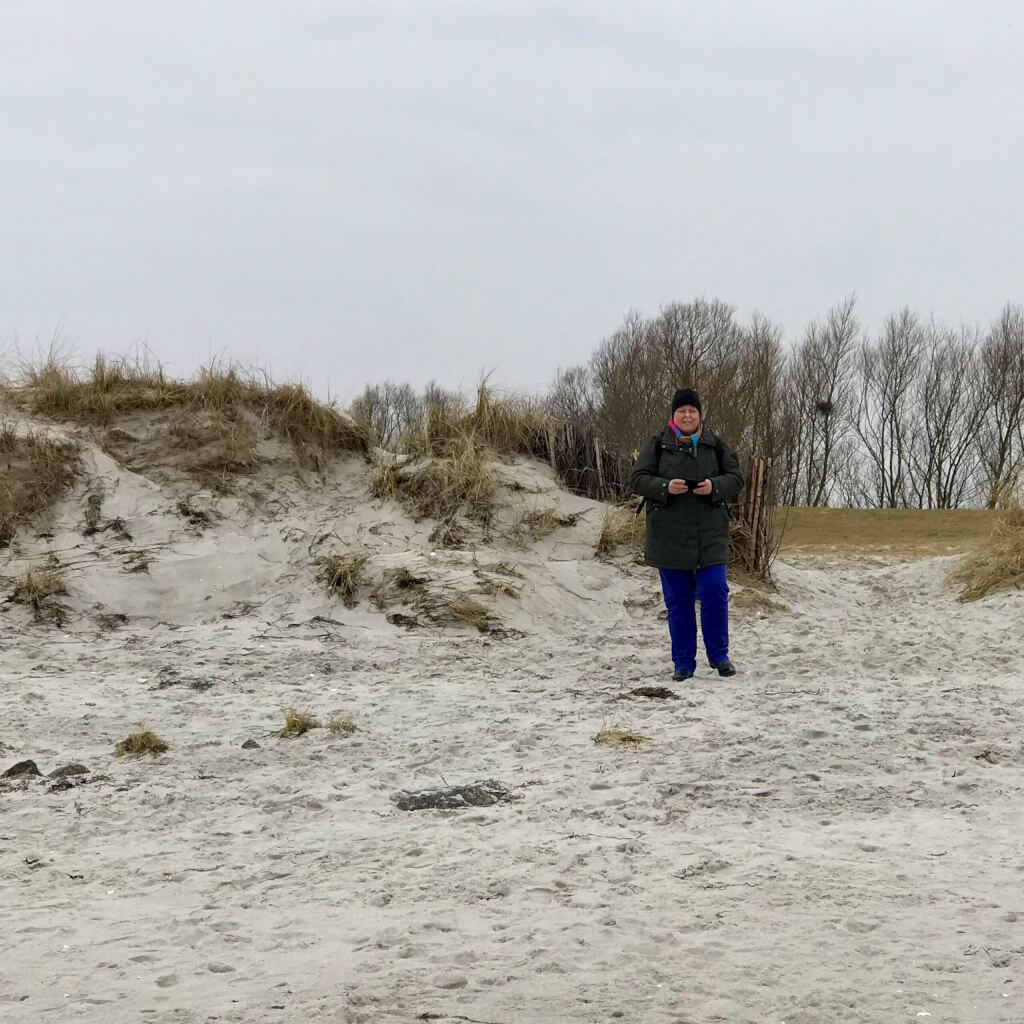 Zu wenig Erde macht dich unsicher.
Zu viel Erde macht dich schwer.
Die Kunst liegt in der Balance.
Wenn du spürst, dass dein Körper sich schwer anfühlt oder du dich innerlich festgefahren fühlst, kann es sein, dass dein Erdelement aus dem Gleichgewicht geraten ist.
