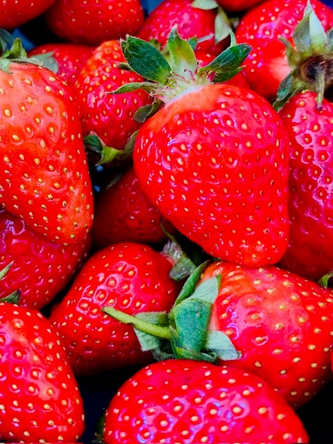 Erdbeeren im Ayurveda: Wie gut vertragen wir die süß-sauren Früchte? Erfahre, welche Doshas profitieren – und was du lieber vermeiden solltest.