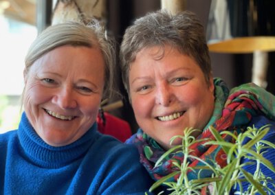 2 Frauen lachen dich an