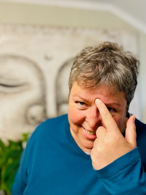 Massage Zornfalte Die Zornesfalte ist mehr als nur eine Mimiklinie – sie zeigt, wie viel Anspannung wir im Alltag mit uns tragen. Erfahre, wie du diesen Bereich mit einer einfachen ayurvedischen Gesichtsmassage entspannen und deine Ausstrahlung nachhaltig verändern kannst.