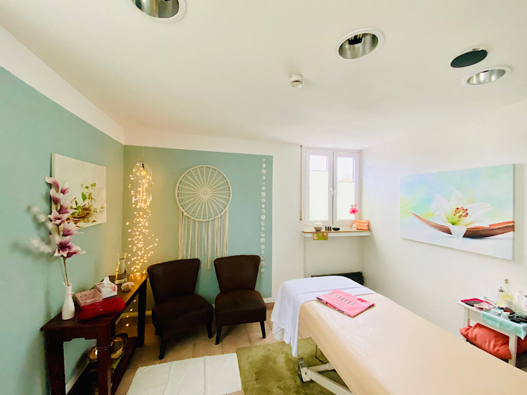 Lomi Massage in Schwerte für Frauen, die loslassen wollen. Tief entspannen, Stress abbauen & neue Kraft tanken. Jetzt Termin buchen.