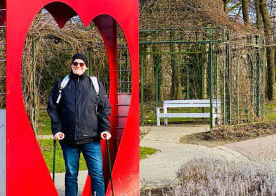 Im Kurpark Bad Sassendorf steht ein großes rotes Herz aus Stahl. Darin lassen sich die Kurgäste gern fotografieren.