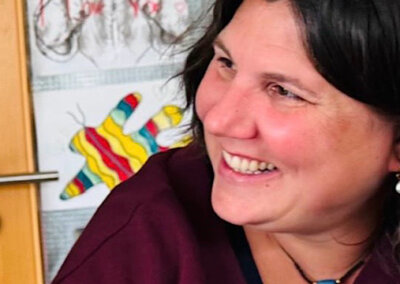 lächelt mit viel Lebensfreude