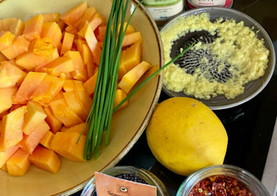 Ayurveda - Home - Retreat: einige Zutaten für das Papaya-Chutney: Papaya, schwarzer Senf, Chili, Zitrone, geriebener Ingwer, Schnittlauch, Kurkuma, Langer Pfeffer (Pipali)