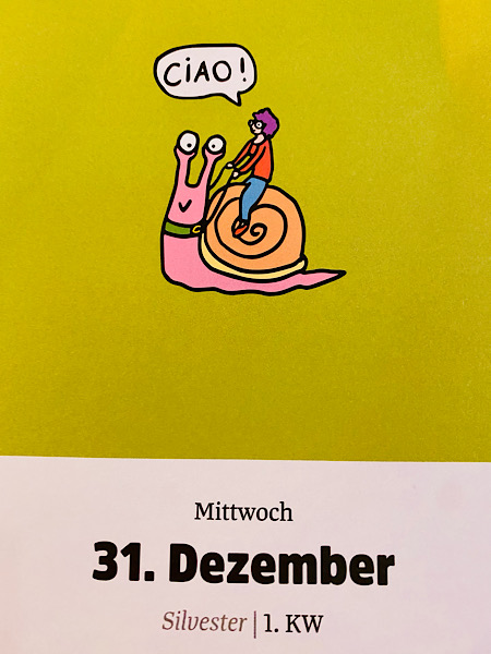 Abreißkalender mit einem Bild einer fröhlichen Schnecke auf der ein Reiter sitzt und Ciao sagt. Es ist Mittwoch, 31.12.2025