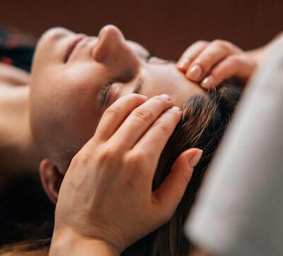 Marmatherapie wirkt tief – aber warum ist das so? Und wie kannst du sie für dich nutzen? Lass uns gemeinsam eintauchen in diese jahrtausendealte Heilmethode des Ayurveda.